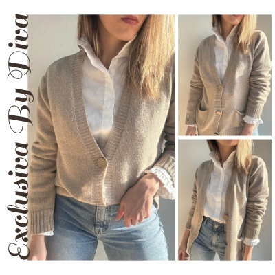 Cardigan bege com botões madeira e camisa branca com folhos nos punhos