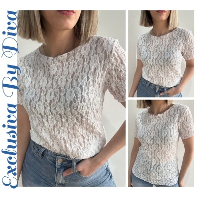 T-shirt feminina branca em renda com padrão floral e gola redonda