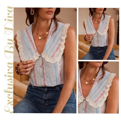 Blusa listrada azul, branco e rosa com gola de babados e jeans azul