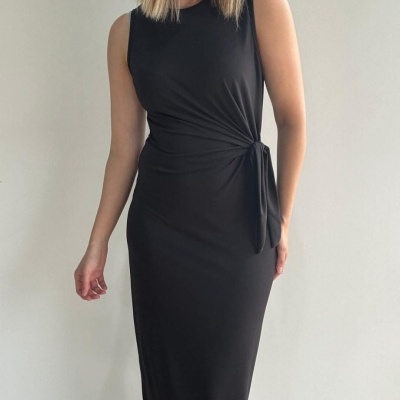 Vestido comprido preto ajustado com nó decorativo na cintura