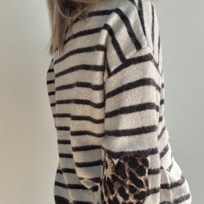 Camisola de malha às riscas com patches nos cotovelos