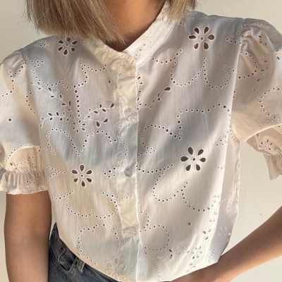 Blusa branca bordada floral com botões e mangas bufantes