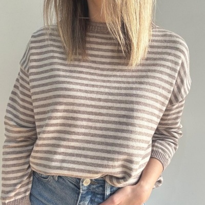 Camisola de malha com riscas horizontais bege e castanho claro com jeans azul claro