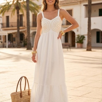 Vestido comprido branco com detalhes texturizados e acessórios dourados