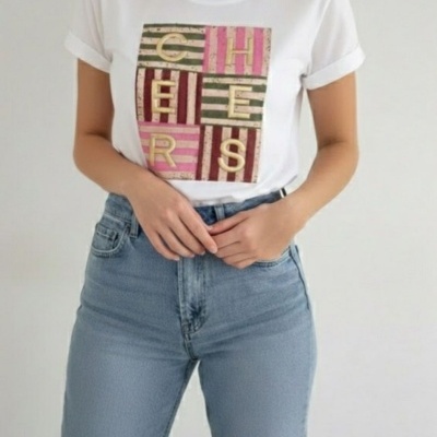 T-shirt branca com estampado colorido e calças de ganga azul claro