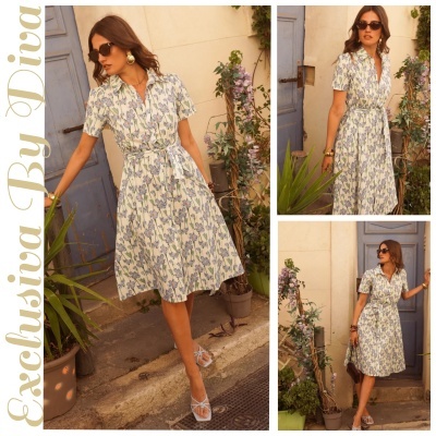 Vestido floral midi com cinto e sandálias azuis em cenário exterior