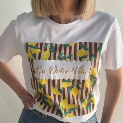 T-shirt branca com estampado de limões e texto La Dolce Vita