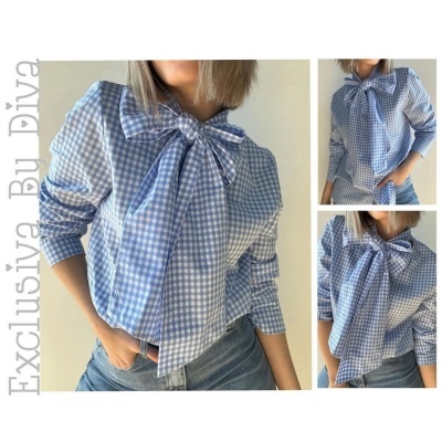Blusa feminina azul e branca com padrão xadrez e laço largo no pescoço.