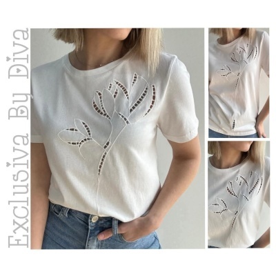 T-shirt branca com recortes florais e calças de ganga azuis