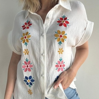 Camisa branca com bordados florais coloridos e manga curta dobrada