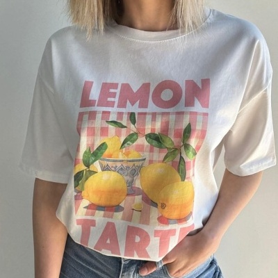 T-shirt branca com estampa de limões e texto LEMON TART