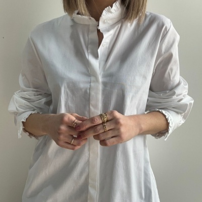 Camisa branca de algodão com gola franzida e botões ocultos