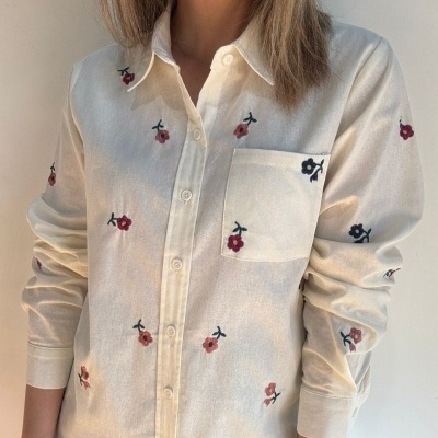 Camisa branca mulher com flores bordadas e bolso no peito