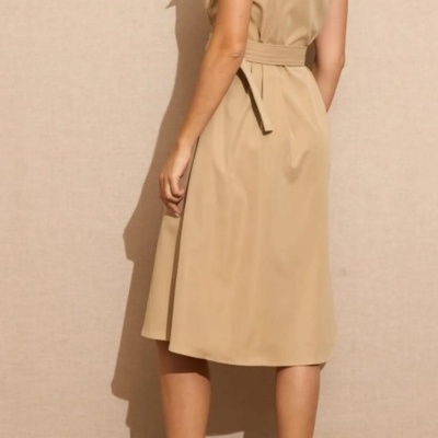 Vestido midi bege com cinto e sapatos baixos de malha branca.