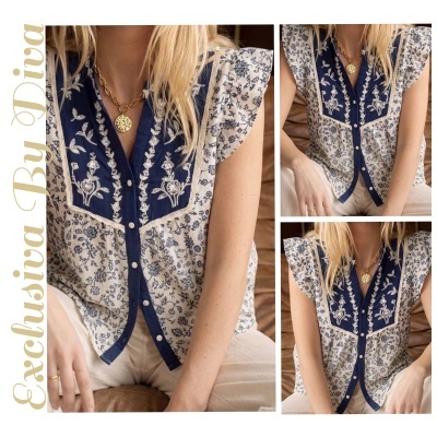 Blusa feminina azul e branca com padrão floral e bordados e botões na frente