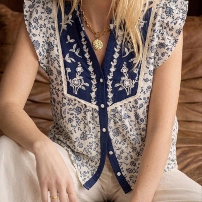 Blusa feminina estampada creme e azul com botões e bordados