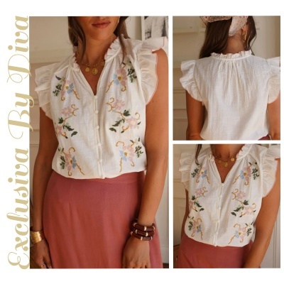 Blusa branca feminina com bordados florais e folhos nas mangas