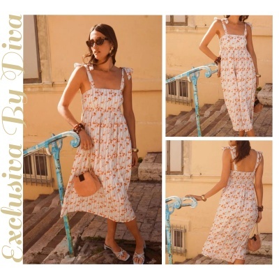Vestido midi branco com flores laranjas e riscas azuis em ambiente urbano