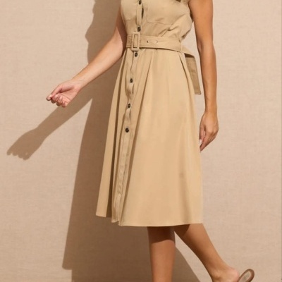 Vestido midi bege com botões e cinto, usado com sandálias com flor
