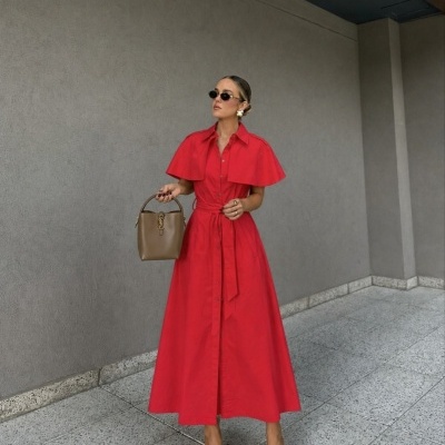 Vestido longo vermelho com cinto, bolsa castanha pele YSL e sapatos beges.