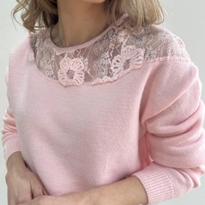 Camisola rosa clara com detalhes em renda e flores bordadas no peito