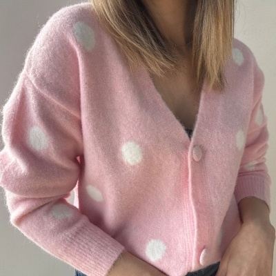 Casaco de malha rosa com bolinhas brancas e botões forrados