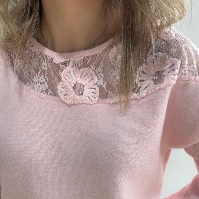 Camisola rosa com gola em renda e flores de crochet