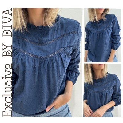 Blusa azul escura com textura de bolinhas e renda, mostrada em três imagens com fundo branco