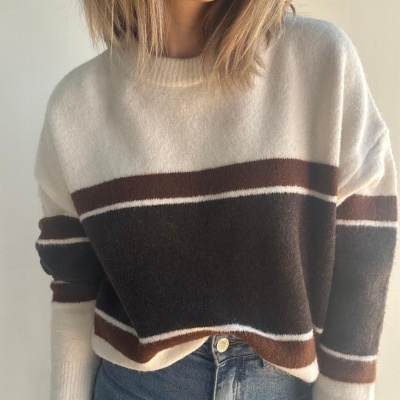 Camisola de malha com riscas horizontais em branco, castanho e preto