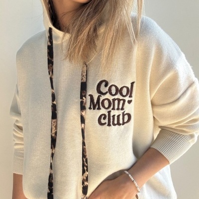 Sweatshirt creme com capuz e texto 'Cool Mom club' bordado castanho.