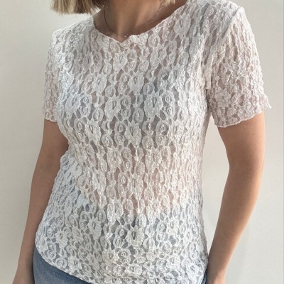 Blusa feminina de renda branca com padrão floral e manga curta
