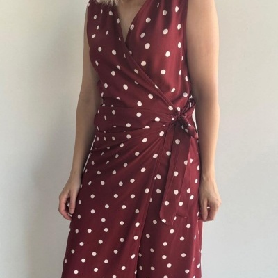 Vestido vermelho com bolinhas brancas e faixa na cintura
