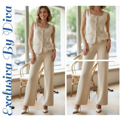 Conjunto feminino de malha bege com top e calças largas junto a janelas grandes