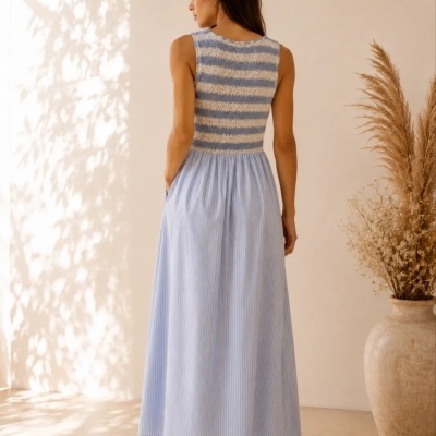 Vestido comprido azul e bege com corpete riscado e saia azul-claro riscada, visto de costas