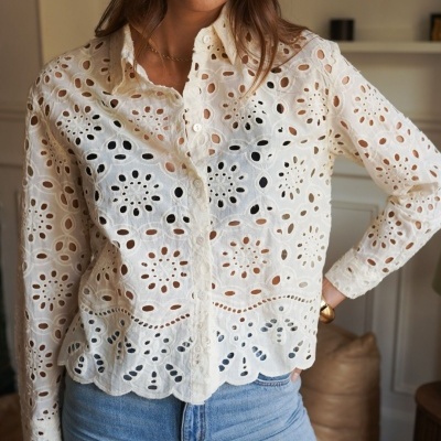 Camisa branca bordado inglês e jeans