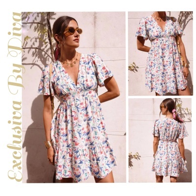 Vestido curto único branco com padrão floral colorido usado por mulher ao ar livre