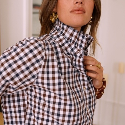 Camisa feminina xadrez branca, preta e castanha com botões e gola alta