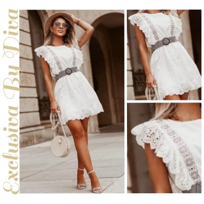 Vestido branco com cinto cinza e folhos nas mangas usado por mulher com chapéu e óculos