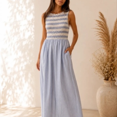 Vestido comprido feminino azul e branco com sandálias bege em ambiente neutro