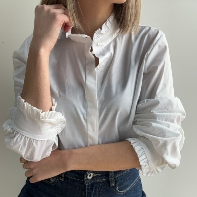 Blusa branca de tecido leve com gola e punhos franzidos