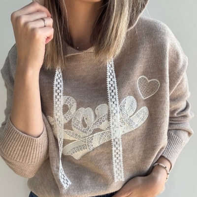 Suéter bege com capuz e detalhes em renda branca, com a palavra 'love' e coração bordado.