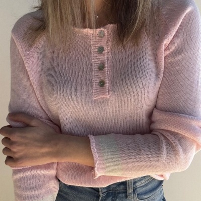 Camisola rosa claro com botões e jeans azuis