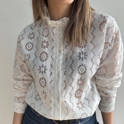 Blusa feminina branca em renda com padrão floral e botões frontais