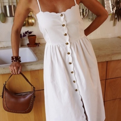 Vestido branco de alças finas com botões frontais e mala castanha