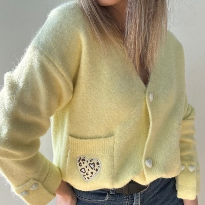 Cárdigan amarelo claro com botões de coração e aplique de coração animal print.