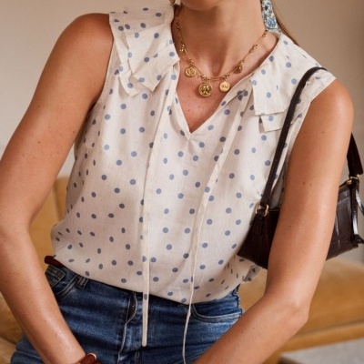 Blusa sem mangas branca com bolas azuis e gola com folhos
