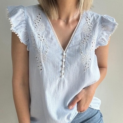 Blusa azul às riscas com bordados e folhos nas mangas