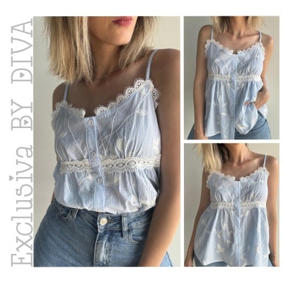 Blusa feminina azul clara com bordado floral e renda, vista em três imagens combinada com calças de ganga azul.