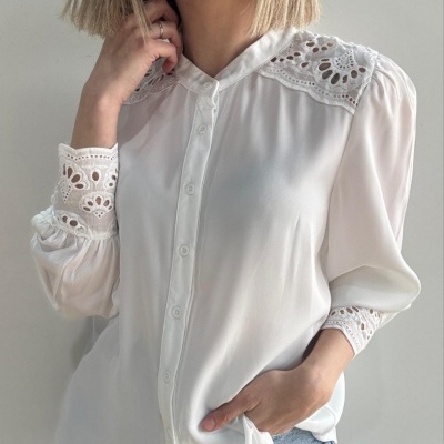 Blusa branca feminina com renda nos ombros e punhos, e botões frontais.