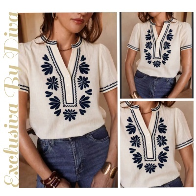 Blusa creme bordada azul com decote em V e botões usada com jeans